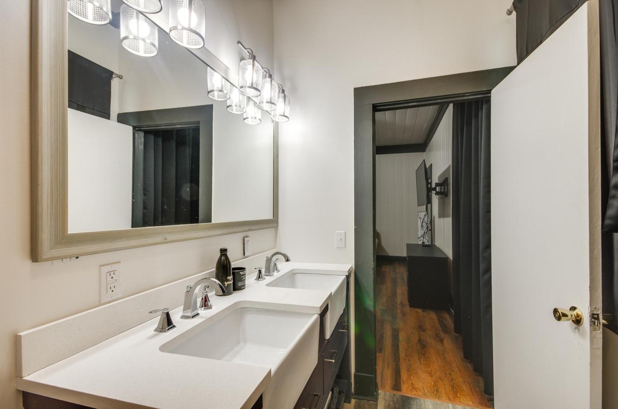 Modern Greenwood Studio Less Than 1 Mi To Downtown! Luaran gambar