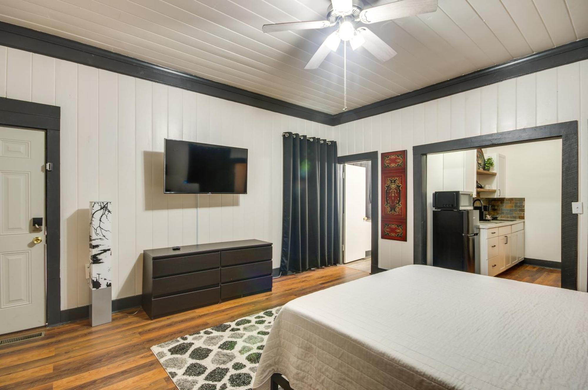 Modern Greenwood Studio Less Than 1 Mi To Downtown! Luaran gambar