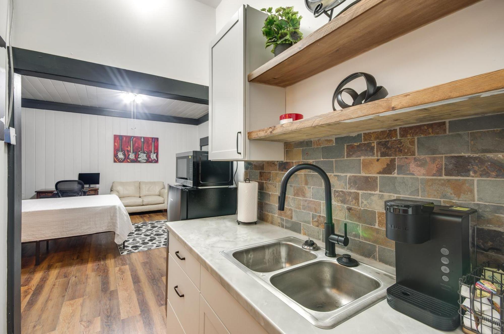 Modern Greenwood Studio Less Than 1 Mi To Downtown! Luaran gambar
