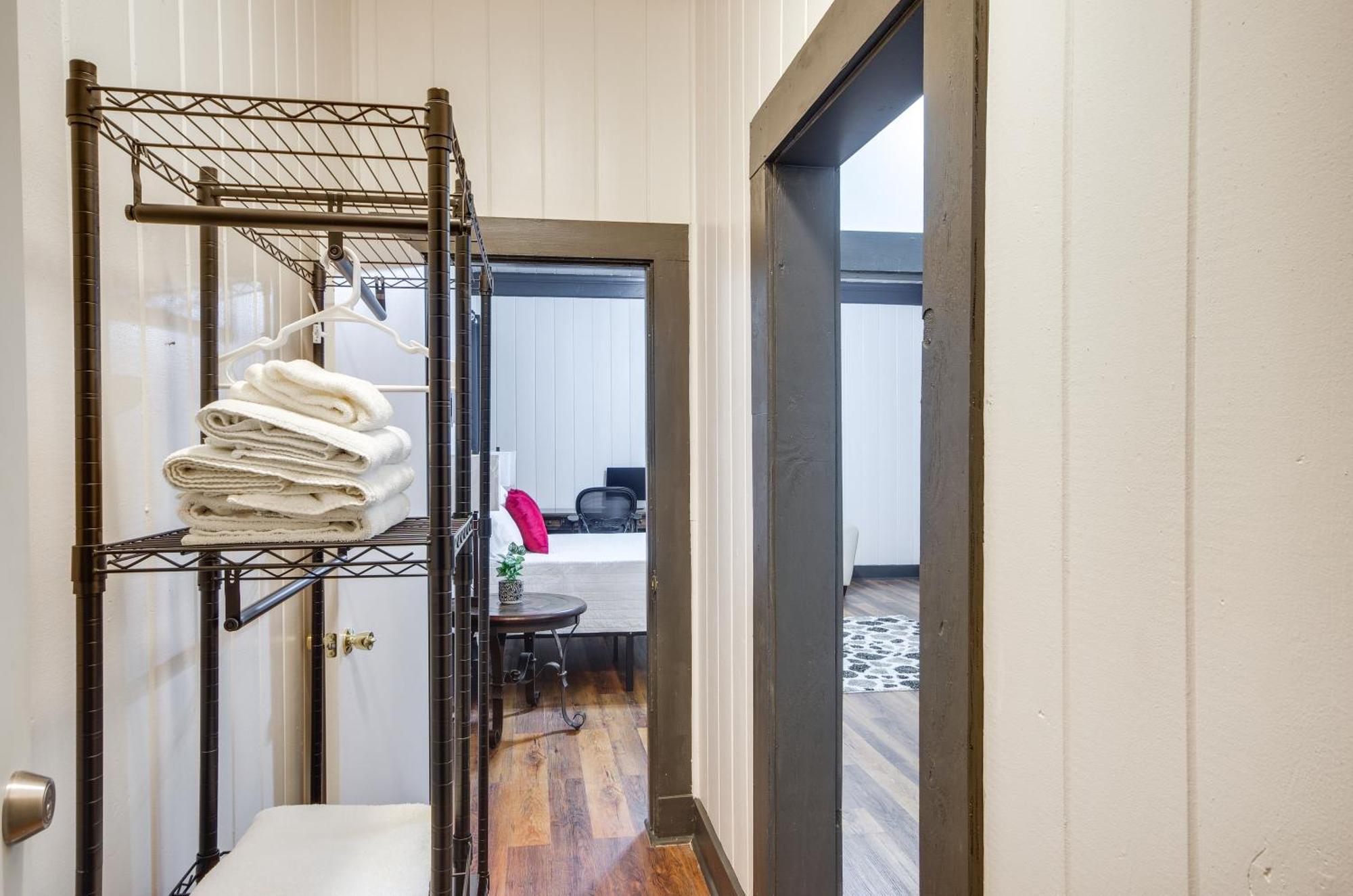 Modern Greenwood Studio Less Than 1 Mi To Downtown! Luaran gambar