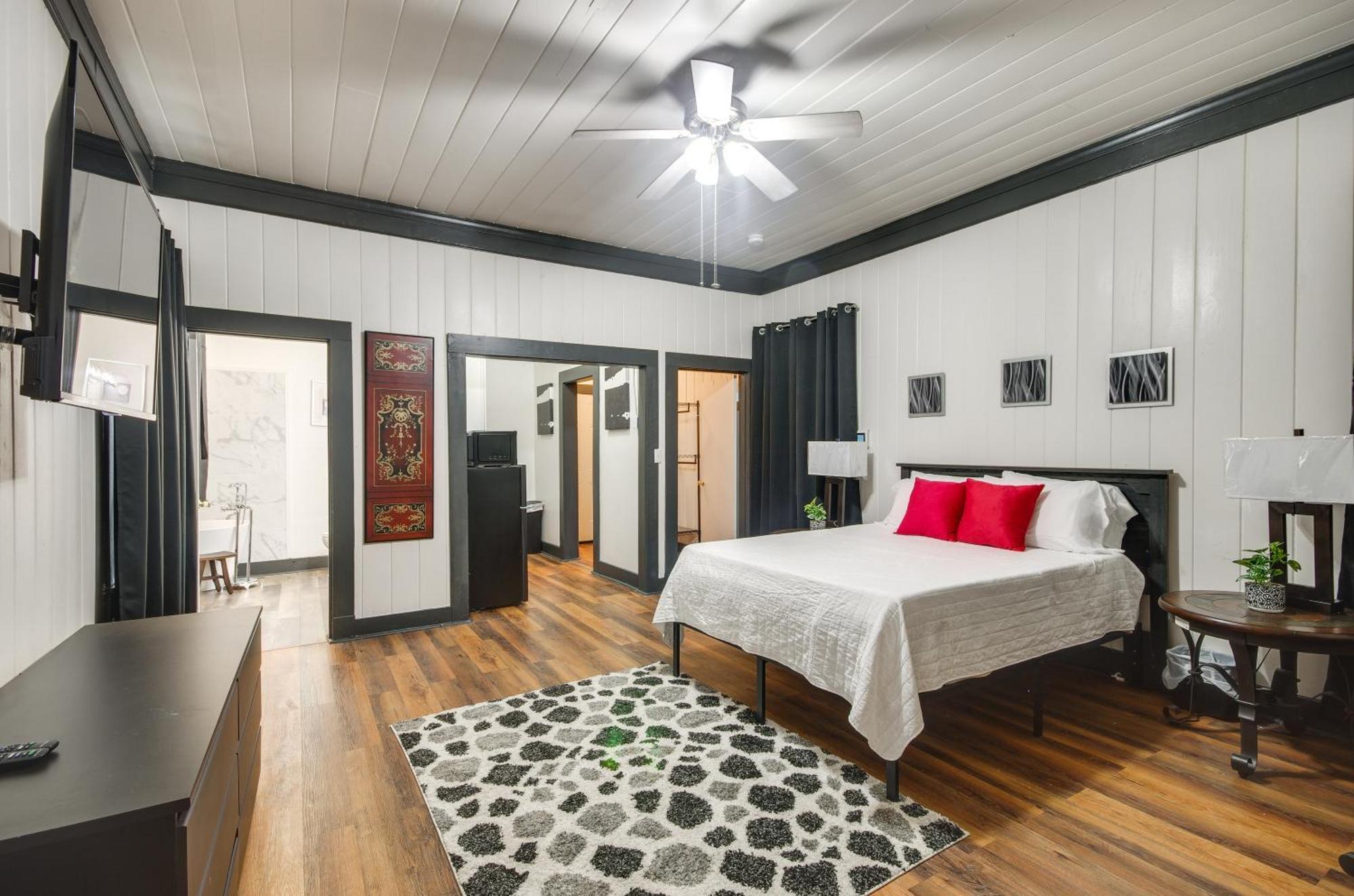 Modern Greenwood Studio Less Than 1 Mi To Downtown! Luaran gambar
